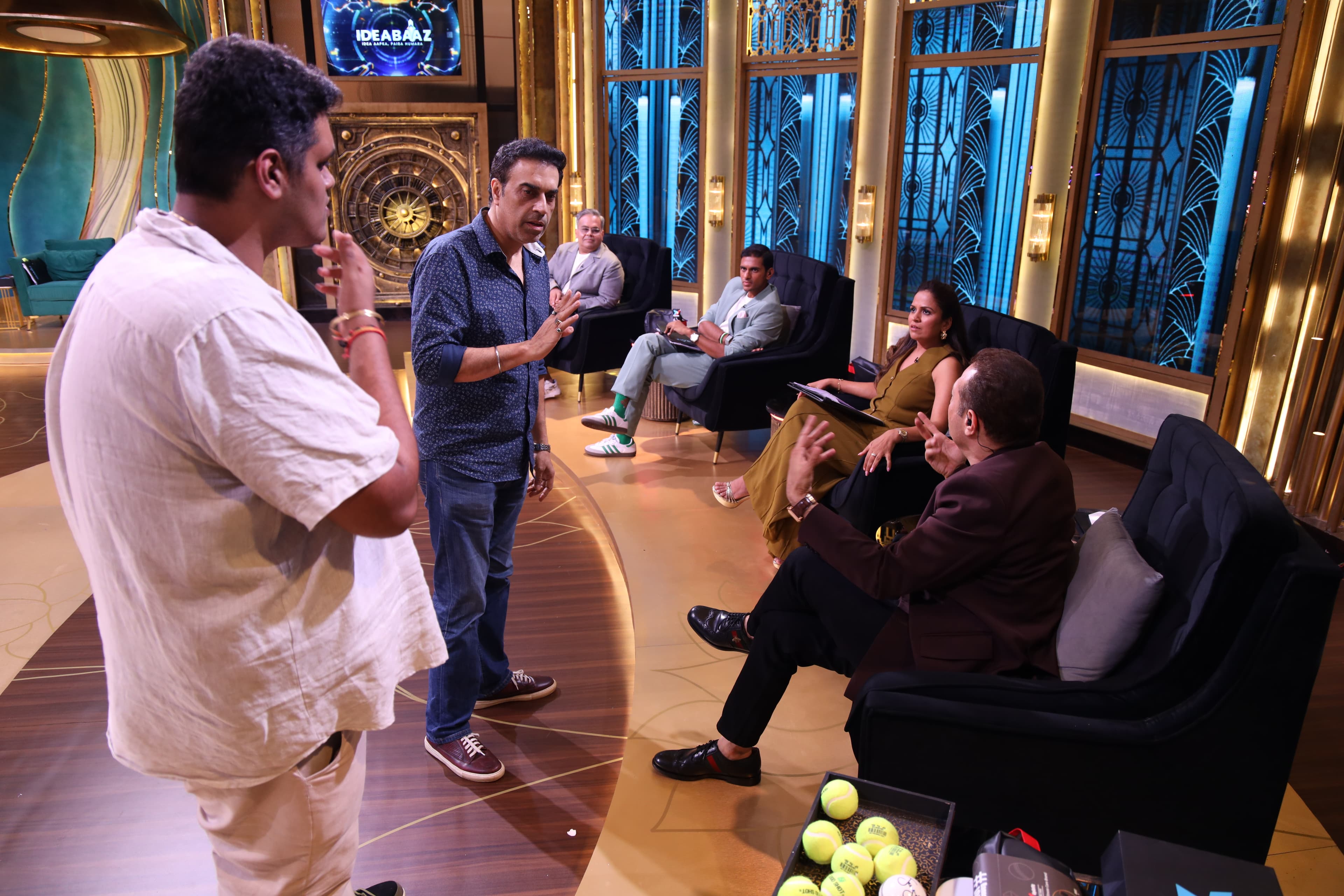 Candid moment between founders and the jury panel